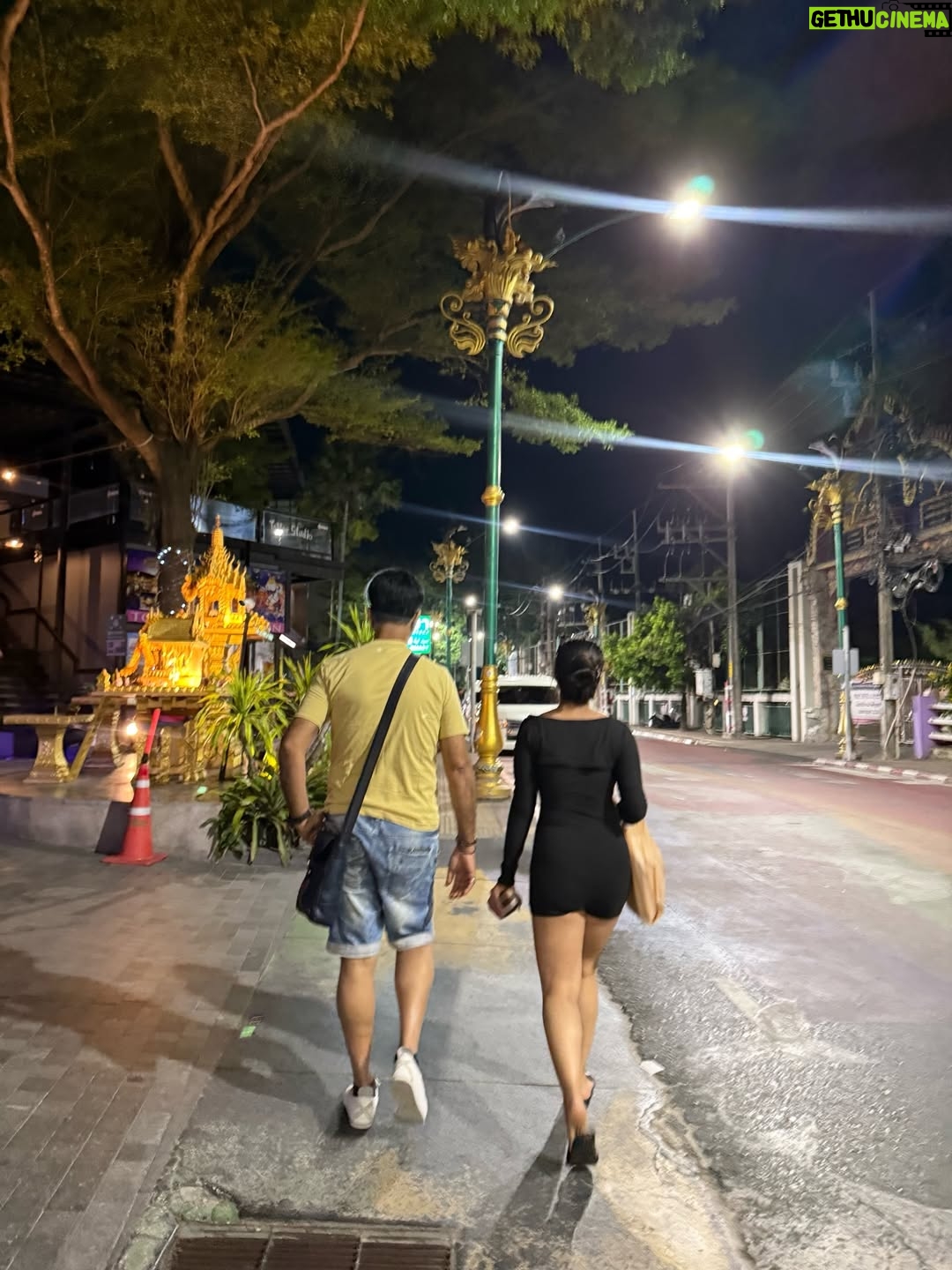 Shreya Thukral - 4.1K Likes - Out for a stroll🍃