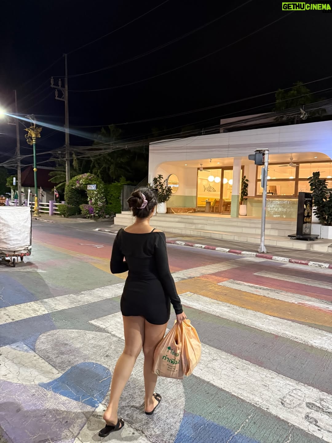 Shreya Thukral - 4.1K Likes - Out for a stroll🍃
