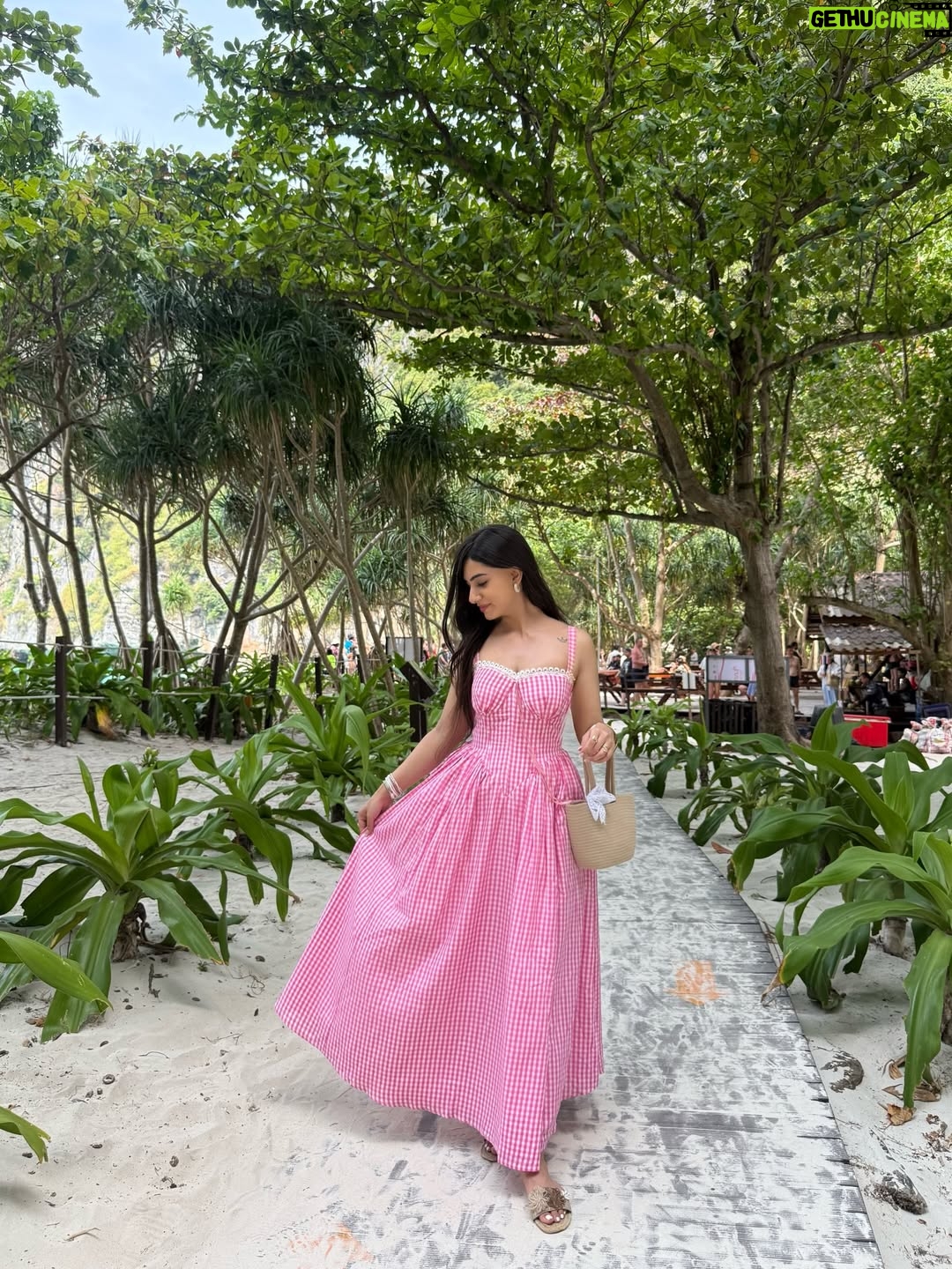 Shreya Thukral - 1.3K Likes - phi phi dump 🏖️☀️🐚🎀⛱️👒✨

Wearing @leaclothingco 
Footwear @mymy_officiale 

#phiphiislands #thailand #phuketstagram #explore #fyp 

[ Phi Phi Islands, Thailand, Beach, Phuket, Explore ]
