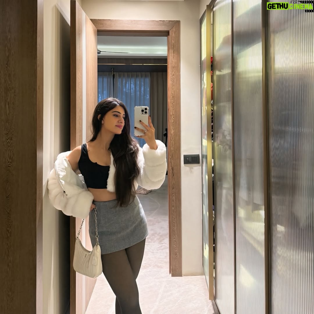 Shreya Thukral - 2K Likes - dec tingz or smth 🎄🫶✨

Deets- 
Fur jacket & skirt @savana 
Top @zara 
Bag @stevemaddenindia 
Boots @trufflecollectionindia 

#explorepage✨ #fyp