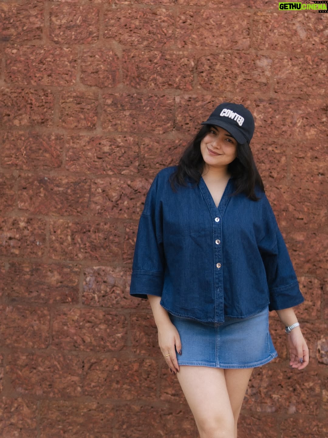 Shreyashi Verma - 22.4K Likes - love, warmth & you 🤍
.
.
.
{ everyday chic, minimal styling, classic blues, timeless denim, denim on denim, denim look, basic but cute effortless outfit }

#outfit #denimoutfit #ootd #explore