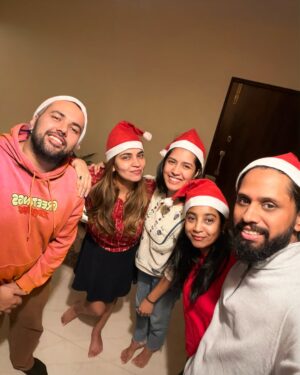 Shruti Pathak Instagram - #MerryChristmas to all you lovely people ❤️.
Wishing you love, peace, health and joy.

Thank you @shylaasharma @shrutipathak27 @jivikharbandaa for sharing your life with me and @riteshkrishnan . Every evening spent with you guys makes life ever more charming.
Much love ❤️🤗.

#shilparao