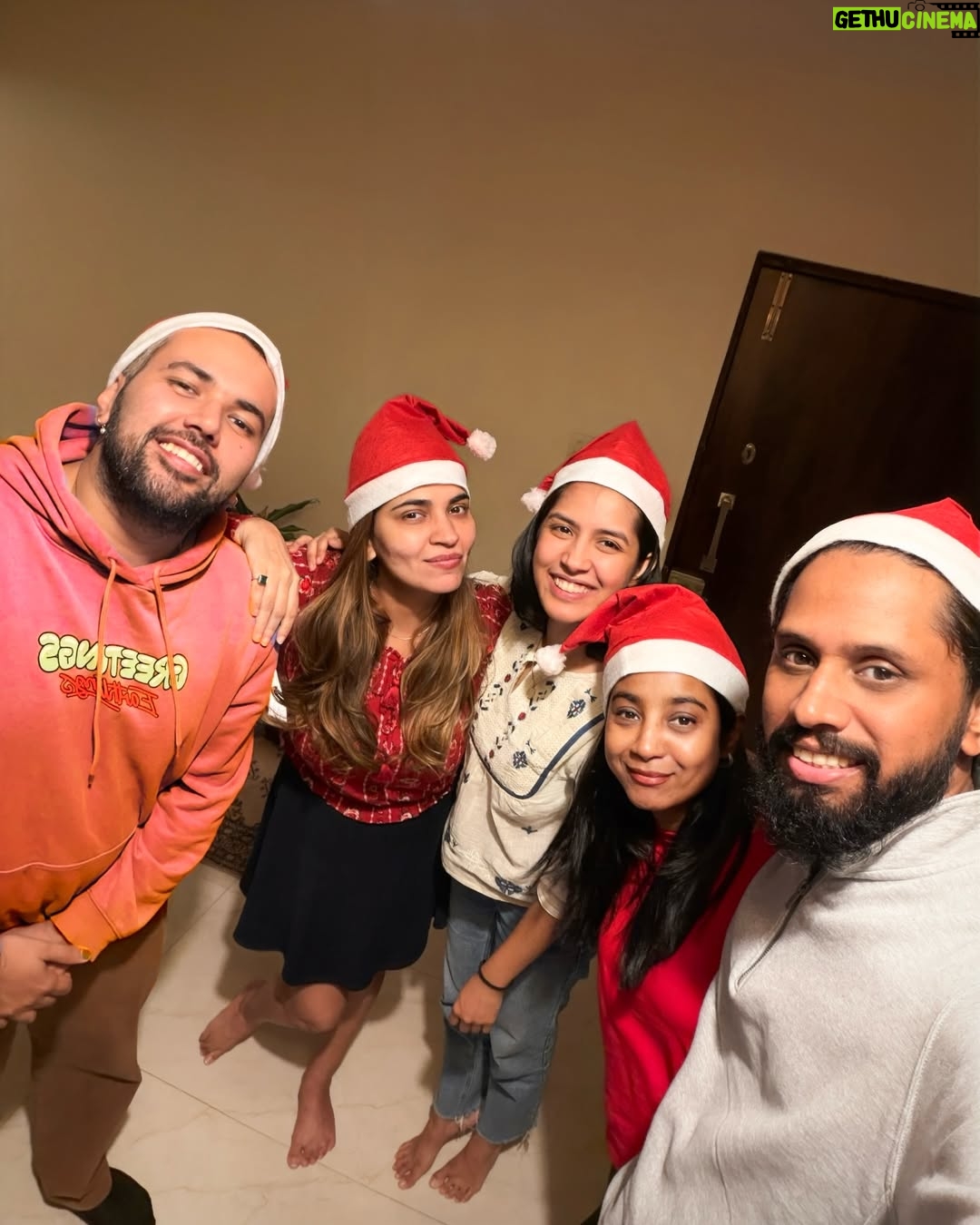 Shruti Pathak - 4.2K Likes - #MerryChristmas to all you lovely people ❤️.
Wishing you love, peace, health and joy.

Thank you @shylaasharma @shrutipathak27 @jivikharbandaa for sharing your life with me and @riteshkrishnan . Every evening spent with you guys makes life ever more charming.
Much love ❤️🤗.

#shilparao