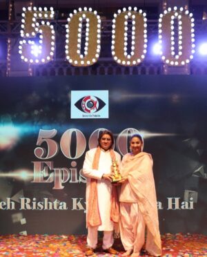 Shruti Ulfat Instagram - 5000 episodes of Ye Rishta Kya Kehlata Hain… happy blessed grateful .. to be a part of the YRKKH and DKP family. 
A majestic acievement… the first show to reach 5000 episodes in Asia…and still counting. Entertaining and Engaging millions n millions across the globe. Being a part of endless homes and individuals. Showcasing lives, families, stories, journey,culture n life. 
RAJAN SHAHI … the magic man of our TV world…a great storyteller, a brilliant visionary , a fantastic Boss and a wonderful person. Have known you since 1997 (Thoda Hain Thode ki Zaroorat hai) , then came ’Dil Hain Ki Manta Nahi’ in 1999 and now in YRKKH.  I feel so fulfilled n happy  to be a part of YRKKH and grateful to u for  trusting me to play a very simple yet complex character like Vidya . Thank u so much @rajan.shahi.543 . 🌻❤️🙏 . Thank u so much @directorskutproduction  for making a home away from home for all of us. Its  beautiful n heartfull 🌻❤️. 
#yrkkh #5000 #milestone #indiantv #dailysoap #dkp #🌻❤️🙏