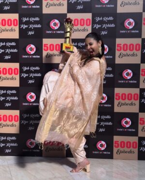 Shruti Ulfat Instagram - 5000 episodes of Ye Rishta Kya Kehlata Hain… happy blessed grateful .. to be a part of the YRKKH and DKP family. 
A majestic acievement… the first show to reach 5000 episodes in Asia…and still counting. Entertaining and Engaging millions n millions across the globe. Being a part of endless homes and individuals. Showcasing lives, families, stories, journey,culture n life. 
RAJAN SHAHI … the magic man of our TV world…a great storyteller, a brilliant visionary , a fantastic Boss and a wonderful person. Have known you since 1997 (Thoda Hain Thode ki Zaroorat hai) , then came ’Dil Hain Ki Manta Nahi’ in 1999 and now in YRKKH.  I feel so fulfilled n happy  to be a part of YRKKH and grateful to u for  trusting me to play a very simple yet complex character like Vidya . Thank u so much @rajan.shahi.543 . 🌻❤️🙏 . Thank u so much @directorskutproduction  for making a home away from home for all of us. Its  beautiful n heartfull 🌻❤️. 
#yrkkh #5000 #milestone #indiantv #dailysoap #dkp #🌻❤️🙏