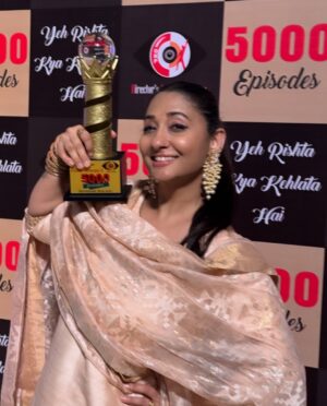 Shruti Ulfat Instagram - 5000 episodes of Ye Rishta Kya Kehlata Hain… happy blessed grateful .. to be a part of the YRKKH and DKP family. 
A majestic acievement… the first show to reach 5000 episodes in Asia…and still counting. Entertaining and Engaging millions n millions across the globe. Being a part of endless homes and individuals. Showcasing lives, families, stories, journey,culture n life. 
RAJAN SHAHI … the magic man of our TV world…a great storyteller, a brilliant visionary , a fantastic Boss and a wonderful person. Have known you since 1997 (Thoda Hain Thode ki Zaroorat hai) , then came ’Dil Hain Ki Manta Nahi’ in 1999 and now in YRKKH.  I feel so fulfilled n happy  to be a part of YRKKH and grateful to u for  trusting me to play a very simple yet complex character like Vidya . Thank u so much @rajan.shahi.543 . 🌻❤️🙏 . Thank u so much @directorskutproduction  for making a home away from home for all of us. Its  beautiful n heartfull 🌻❤️. 
#yrkkh #5000 #milestone #indiantv #dailysoap #dkp #🌻❤️🙏