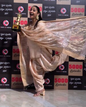 Shruti Ulfat Instagram - 5000 episodes of Ye Rishta Kya Kehlata Hain… happy blessed grateful .. to be a part of the YRKKH and DKP family. 
A majestic acievement… the first show to reach 5000 episodes in Asia…and still counting. Entertaining and Engaging millions n millions across the globe. Being a part of endless homes and individuals. Showcasing lives, families, stories, journey,culture n life. 
RAJAN SHAHI … the magic man of our TV world…a great storyteller, a brilliant visionary , a fantastic Boss and a wonderful person. Have known you since 1997 (Thoda Hain Thode ki Zaroorat hai) , then came ’Dil Hain Ki Manta Nahi’ in 1999 and now in YRKKH.  I feel so fulfilled n happy  to be a part of YRKKH and grateful to u for  trusting me to play a very simple yet complex character like Vidya . Thank u so much @rajan.shahi.543 . 🌻❤️🙏 . Thank u so much @directorskutproduction  for making a home away from home for all of us. Its  beautiful n heartfull 🌻❤️. 
#yrkkh #5000 #milestone #indiantv #dailysoap #dkp #🌻❤️🙏