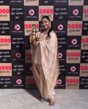 Shruti Ulfat Instagram - 5000 episodes of Ye Rishta Kya Kehlata Hain… happy blessed grateful .. to be a part of the YRKKH and DKP family. 
A majestic acievement… the first show to reach 5000 episodes in Asia…and still counting. Entertaining and Engaging millions n millions across the globe. Being a part of endless homes and individuals. Showcasing lives, families, stories, journey,culture n life. 
RAJAN SHAHI … the magic man of our TV world…a great storyteller, a brilliant visionary , a fantastic Boss and a wonderful person. Have known you since 1997 (Thoda Hain Thode ki Zaroorat hai) , then came ’Dil Hain Ki Manta Nahi’ in 1999 and now in YRKKH.  I feel so fulfilled n happy  to be a part of YRKKH and grateful to u for  trusting me to play a very simple yet complex character like Vidya . Thank u so much @rajan.shahi.543 . 🌻❤️🙏 . Thank u so much @directorskutproduction  for making a home away from home for all of us. Its  beautiful n heartfull 🌻❤️. 
#yrkkh #5000 #milestone #indiantv #dailysoap #dkp #🌻❤️🙏