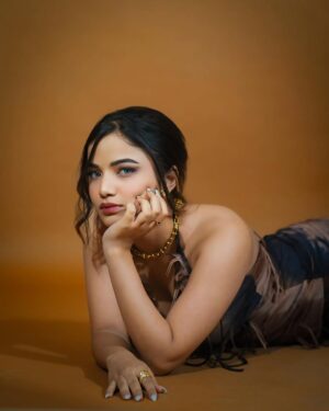 Shumayla Shaikh Instagram - Less is more when youāre this hot š„
Click @ayushfilmss
Makeup & hair @namra.makeupartist
Edit @innocent_zaid____
Outfit @newme.asia
Jewellery @misbustores
#trending #explore #foryou #instagood #instafashion #fashion #style #pose