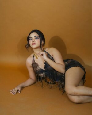 Shumayla Shaikh Instagram - Less is more when youāre this hot š„
Click @ayushfilmss
Makeup & hair @namra.makeupartist
Edit @innocent_zaid____
Outfit @newme.asia
Jewellery @misbustores
#trending #explore #foryou #instagood #instafashion #fashion #style #pose