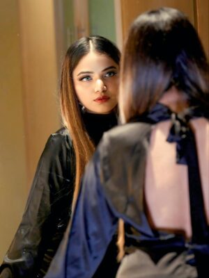 Shumayla Shaikh Instagram - Temperature raising š¬
Makeup & hairstyle. @namra.makeupartist
Click. @ayushfilmss
Edit @innocent_zaid____
#instagood #instagram #instalove #pose #explore #look #pose #black