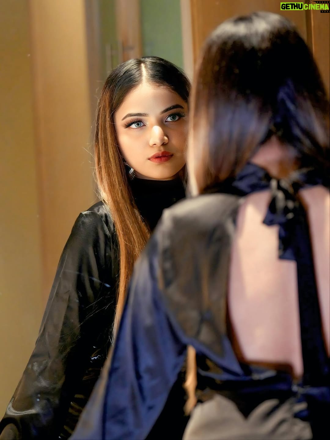 Shumayla Shaikh - 1.5K Likes - Temperature raising 🎬

Makeup & hairstyle. @namra.makeupartist 
Click. @ayushfilmss 
Edit @innocent_zaid____ 

#instagood #instagram #instalove #pose #explore #look #pose #black
