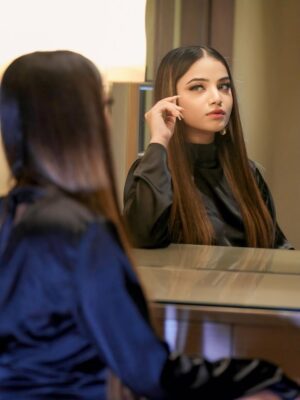 Shumayla Shaikh Instagram - Temperature raising š¬
Makeup & hairstyle. @namra.makeupartist
Click. @ayushfilmss
Edit @innocent_zaid____
#instagood #instagram #instalove #pose #explore #look #pose #black