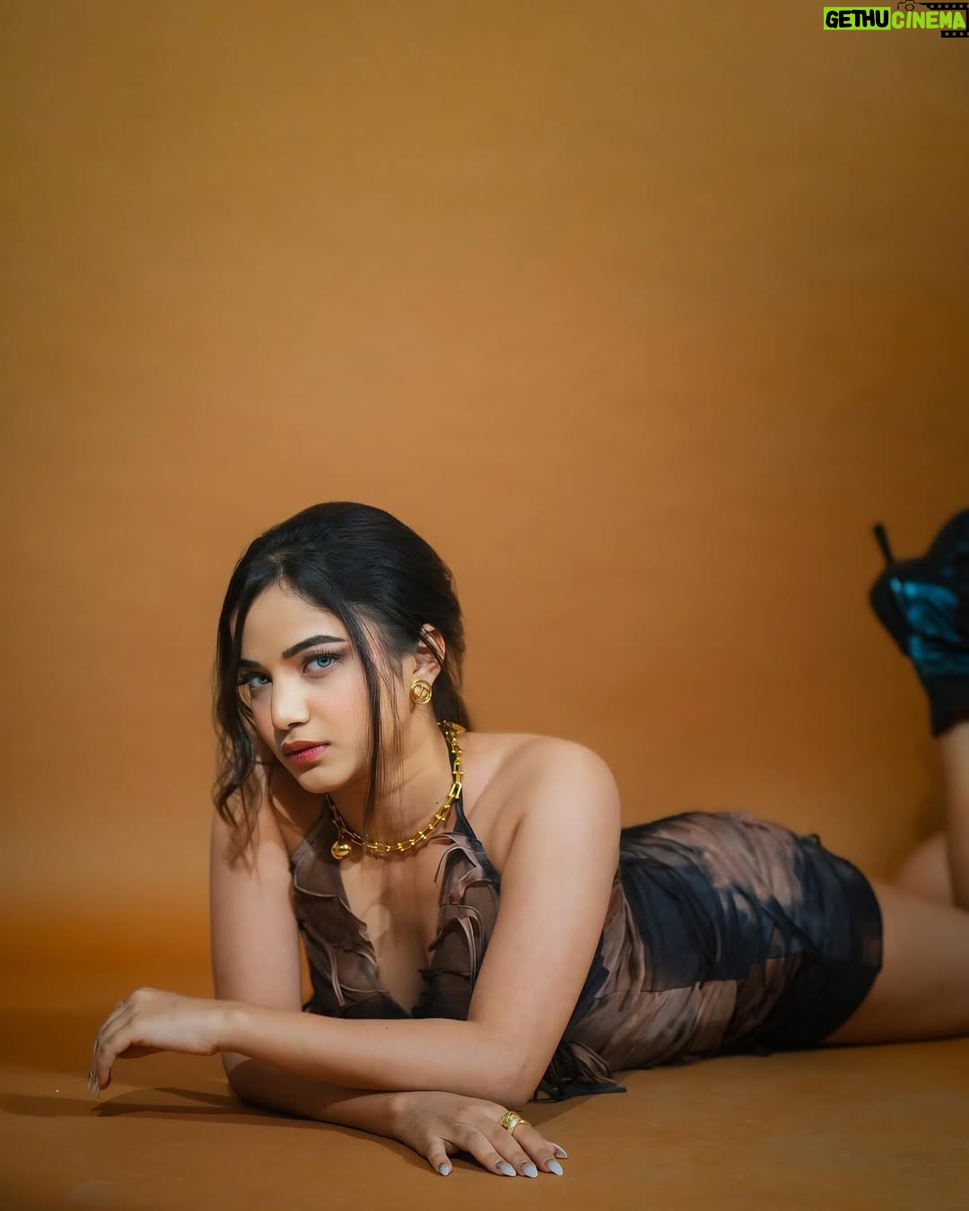 Shumayla Shaikh - 2.4K Likes - Less is more when you’re this hot 🔥

Click @ayushfilmss 
Makeup & hair @namra.makeupartist 
Edit @innocent_zaid____ 
Outfit @newme.asia 
Jewellery @misbustores 

#trending #explore #foryou #instagood #instafashion #fashion #style #pose
