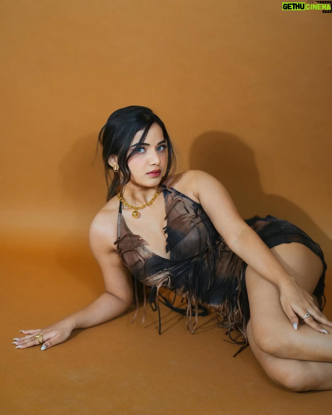 Shumayla Shaikh - 2.4K Likes - Less is more when you’re this hot 🔥

Click @ayushfilmss 
Makeup & hair @namra.makeupartist 
Edit @innocent_zaid____ 
Outfit @newme.asia 
Jewellery @misbustores 

#trending #explore #foryou #instagood #instafashion #fashion #style #pose