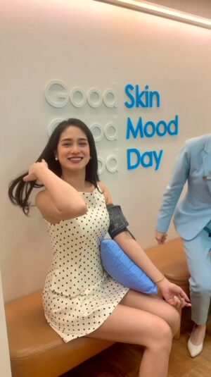 Shwe Eain Si Instagram - Good skin, good, good day 

Bangkok ကပြန်မလာခင်လေး အရမ်းလှချင်တော့ မရရအောင် treatment လေးလုပ်ခဲ့သေးတယ် တခြားနေရာတွေမှာသာ စိတ်မရှည်တာ လှဖို့ glow ဖို့ဆို welcome ပဲ patience is key ပဲ. Glow ဖို့ လှဖို့အတွက်ဆို ရင်းနှီးရမယ်လေ မဟုတ်ဘူးလား 😘😘✨✨

#AuraBangkokClinic
#Thailandbeauty #Thailandbeautyclinic

@aurabangkokclinic.en