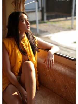 Shwe Eain Si Instagram - Teaser. မနက်ဖြန် အများကြီးလာမယ်နော် stay tuned 😘😘😊

#candid #bangkok