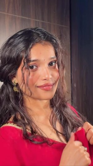 Shweta Poddar Instagram - Red saree for the very first time❤️🫶🏻……
Song - @jannatzubair29 @elvish_yadav
