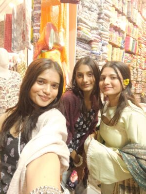 Shweta Poddar Instagram - didn’t know we were making memories. I just knew we were being wild.😜✨🫶🏻💗…..
Best time with the best people. These memories will always stay close to my heart 🤍✨