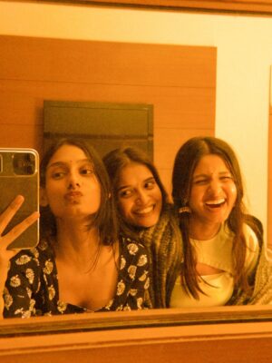 Shweta Poddar Instagram - didn’t know we were making memories. I just knew we were being wild.😜✨🫶🏻💗…..
Best time with the best people. These memories will always stay close to my heart 🤍✨