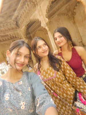 Shweta Poddar Instagram - didn’t know we were making memories. I just knew we were being wild.😜✨🫶🏻💗…..
Best time with the best people. These memories will always stay close to my heart 🤍✨
