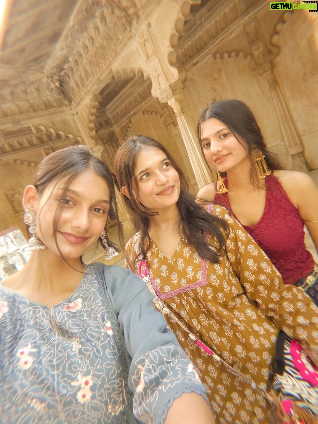 Shweta Poddar - 42.2K Likes - didn’t know we were making memories. I just knew we were being wild.😜✨🫶🏻💗….. 
Best time with the best people. These memories will always stay close to my heart 🤍✨
