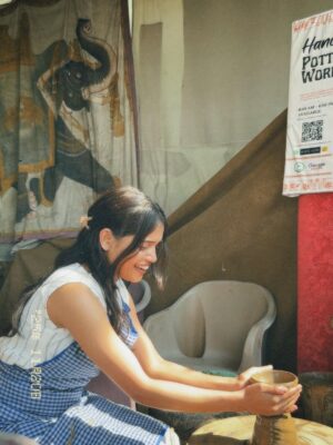 Shweta Poddar Instagram - Forever the girl with many interests🌸❤️🫶🏻✨
#explore #explorepage✨ #pottery #art #fyp #explorer