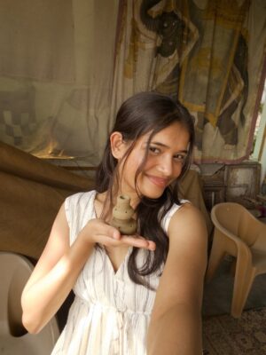 Shweta Poddar Instagram - Forever the girl with many interests🌸❤️🫶🏻✨
#explore #explorepage✨ #pottery #art #fyp #explorer