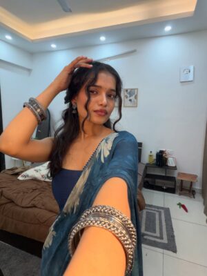 Shweta Poddar Instagram - Saree bindi jhumka choori ohoo i love this look🪷🫶🏻💕🫠👀🤍