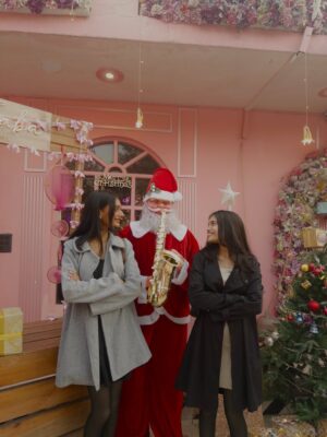 Shweta Poddar Instagram - Make it a December to remember.🤍✨❤️🎄🎁🎀……