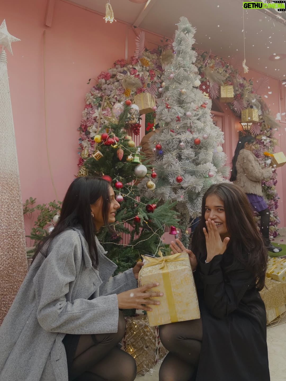 Shweta Poddar - 24.3K Likes - Make it a December to remember.🤍✨❤️🎄🎁🎀……