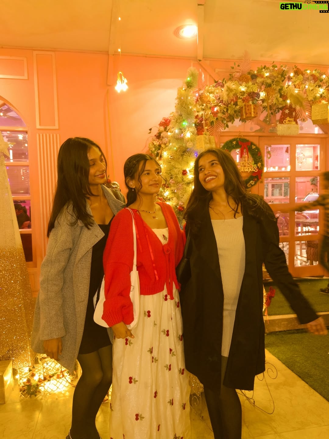 Shweta Poddar - 24.3K Likes - Make it a December to remember.🤍✨❤️🎄🎁🎀……