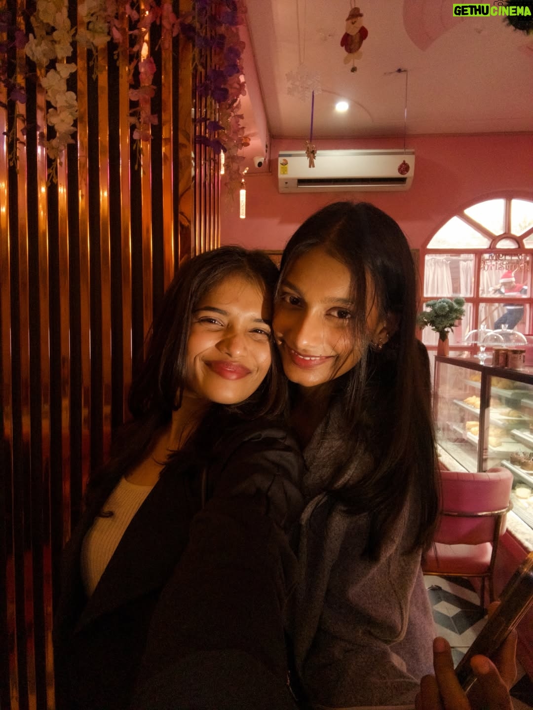 Shweta Poddar - 24.3K Likes - Make it a December to remember.🤍✨❤️🎄🎁🎀……