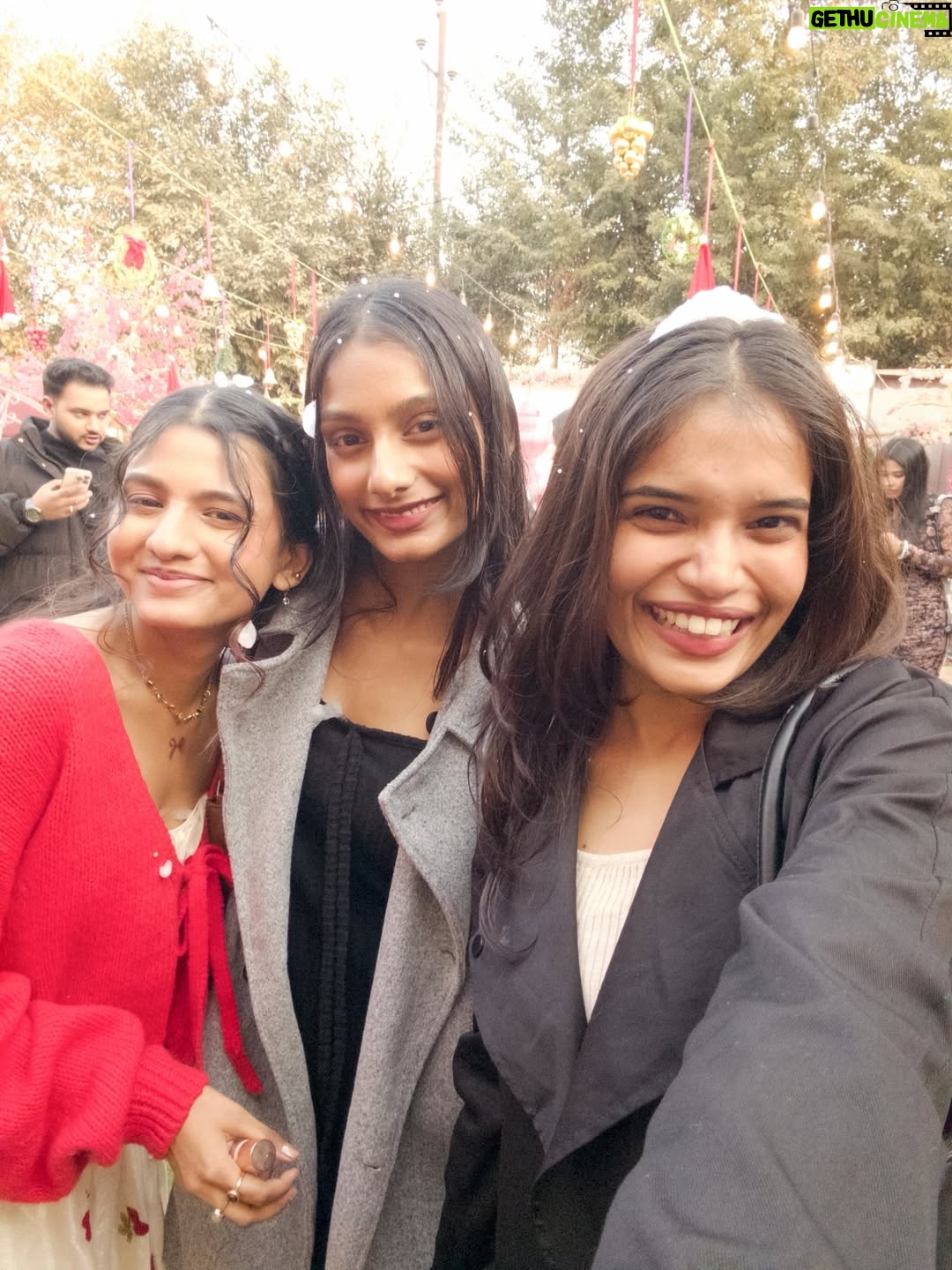 Shweta Poddar - 24.3K Likes - Make it a December to remember.🤍✨❤️🎄🎁🎀……