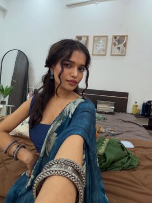 Shweta Poddar Instagram - Saree bindi jhumka choori ohoo i love this look🪷🫶🏻💕🫠👀🤍