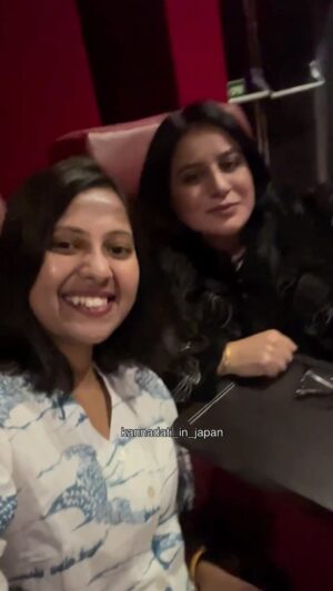 Shwetha Aradhya Instagram - ಇಬ್ಬರು ಕನ್ನಡತಿಯರು ಒಟ್ಟಿಗೆ ಡೆವಿಲ್ ಸಿನಿಮಾ ನೋಡ್ತಾ ಇದಿವಿ
.
.
.
#kannadamovies #kannadaactress #thedevil #dbossfans #kannadatiinjapan