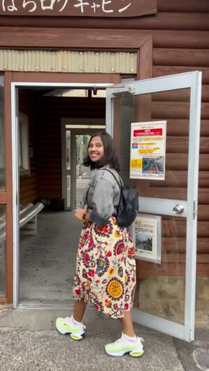 Shwetha Aradhya Instagram - ಜಪಾನಿನ ಲೋಕಲ್ ಟ್ರೈನ್ ಜರ್ನಿ🚂
A Ride on Japan’s Local Train 🚞
.
.
.
#kannadareels #japantravel #villagelife #kannadatiinjapan