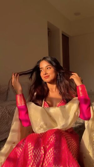 Shyrin Anicka Instagram - mere sawaalon ka manzar tu..💞