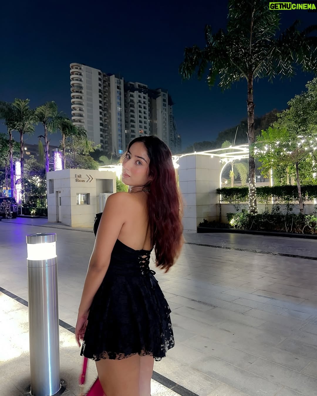 Shyrin Anicka - 195.4K Likes - About last night ..🥂

Wearing :- @bebombbae