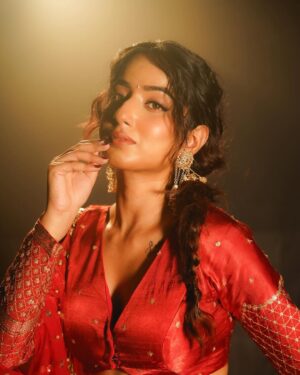 Shyrin Anicka Instagram - Aayi hai jo raat nashili 
Iski har ek baat nasheli ..🕊️

Makeup and hair :- @thethakurain ♥️