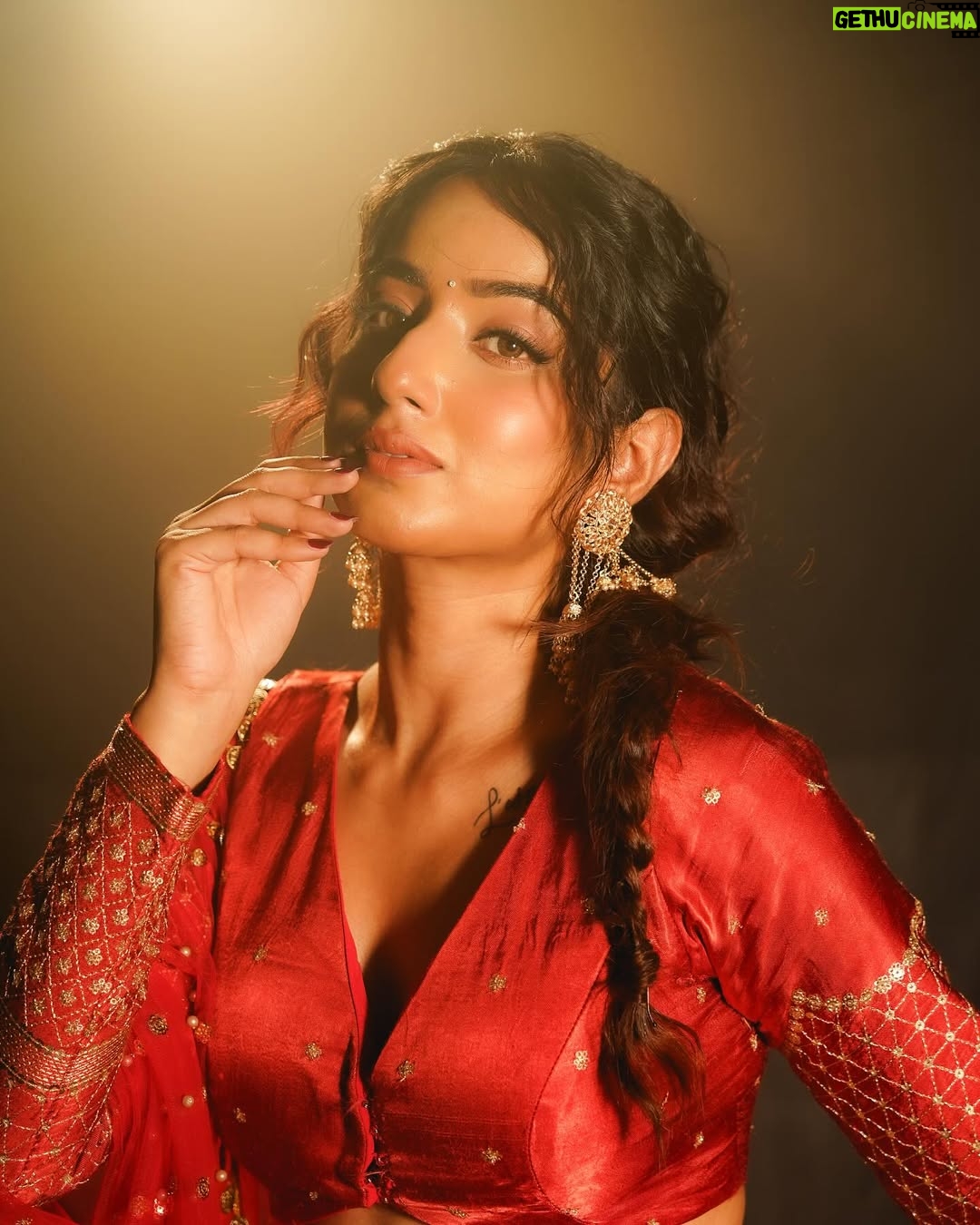 Shyrin Anicka - 134.3K Likes - Aayi hai jo raat nashili 
Iski har ek baat nasheli ..🕊️

Makeup and hair :- @thethakurain ♥️