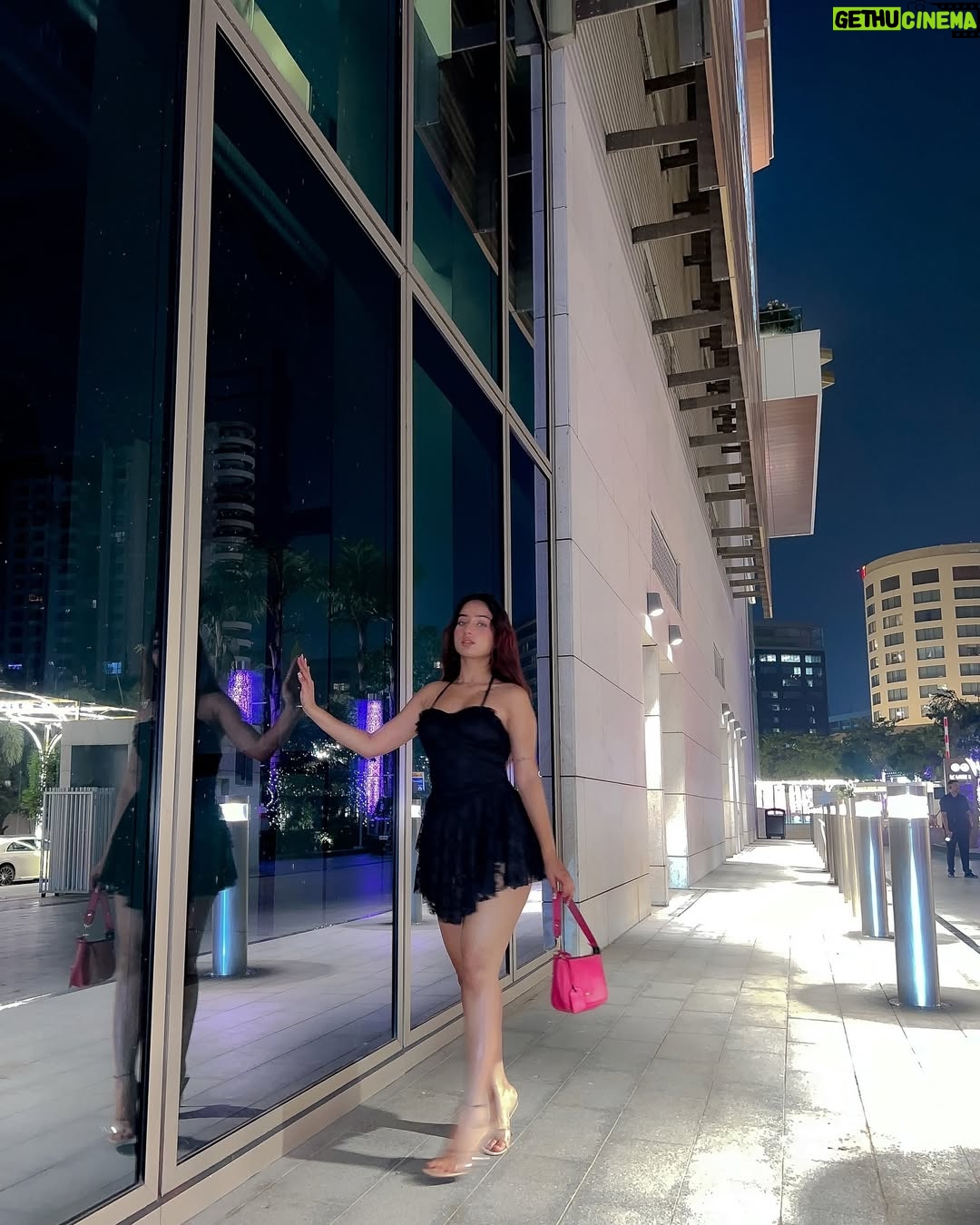 Shyrin Anicka - 195.4K Likes - About last night ..🥂

Wearing :- @bebombbae