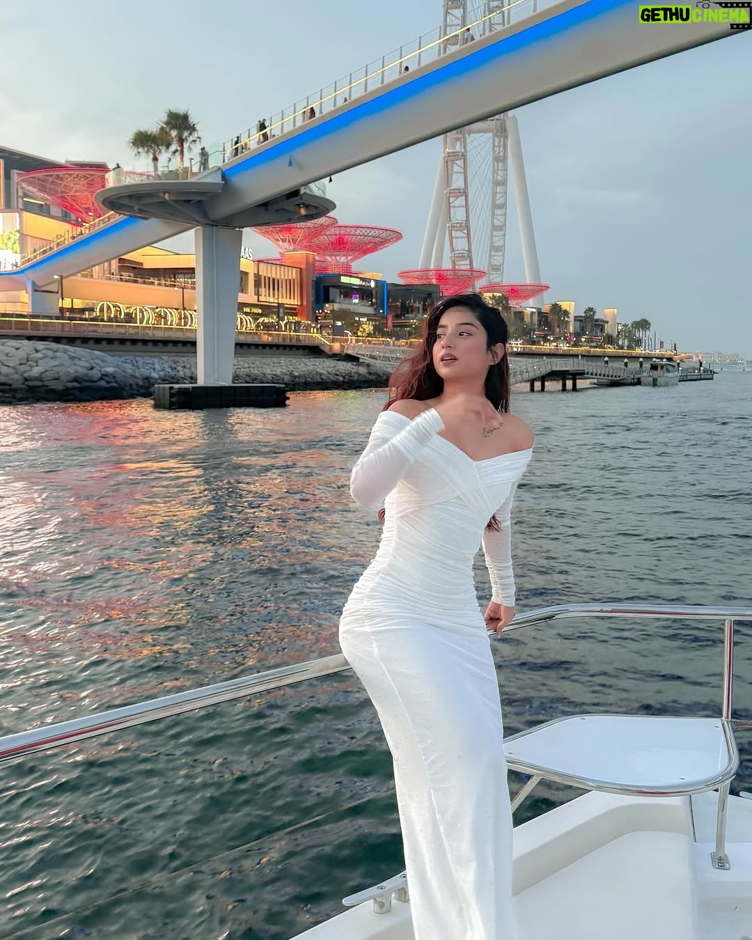 Shyrin Anicka - 128.1K Likes - The crazy day and city lights .. 🥂🤍