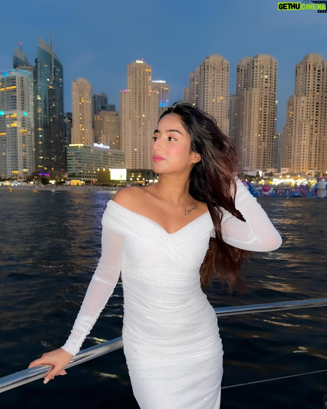 Shyrin Anicka - 128.1K Likes - The crazy day and city lights .. 🥂🤍