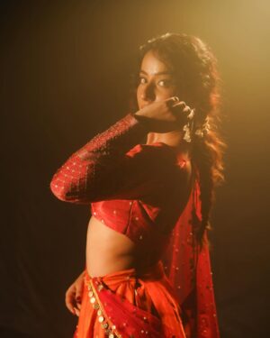 Shyrin Anicka Instagram - Aayi hai jo raat nashili 
Iski har ek baat nasheli ..🕊️

Makeup and hair :- @thethakurain ♥️