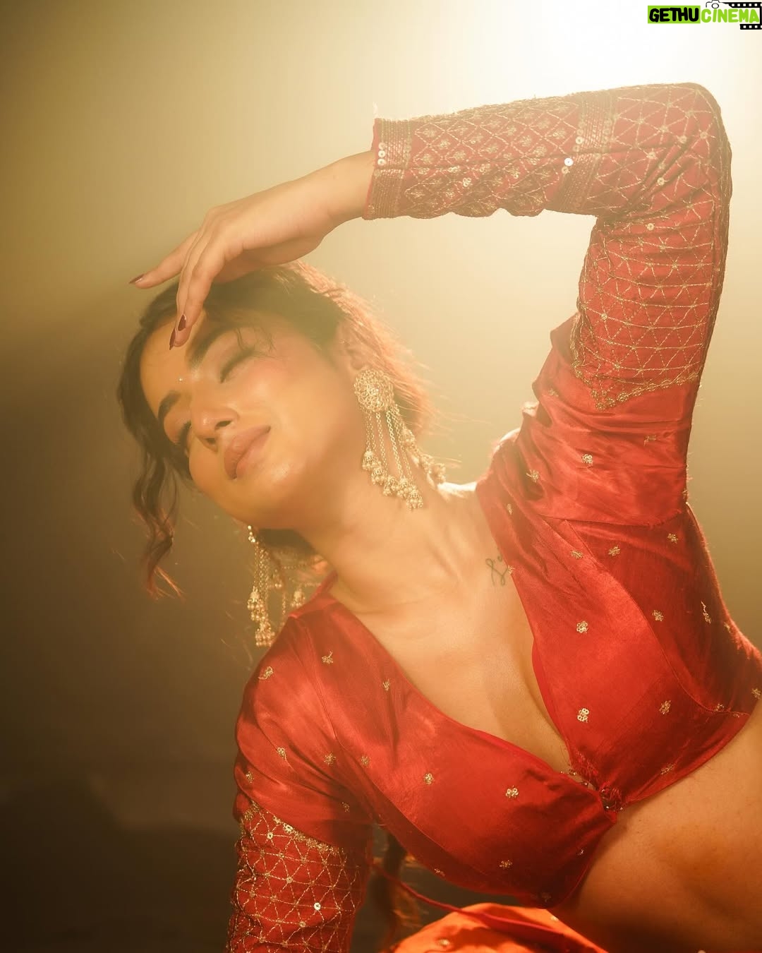 Shyrin Anicka - 134.3K Likes - Aayi hai jo raat nashili 
Iski har ek baat nasheli ..🕊️

Makeup and hair :- @thethakurain ♥️