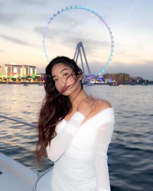 Shyrin Anicka Instagram - The crazy day and city lights .. 🥂🤍
