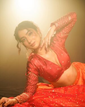 Shyrin Anicka Instagram - Aayi hai jo raat nashili 
Iski har ek baat nasheli ..🕊️

Makeup and hair :- @thethakurain ♥️