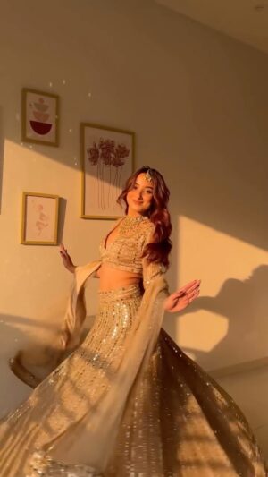 Shyrin Anicka Instagram - Golden hour glow …🌞

Wearing :- @the_adhya_designer