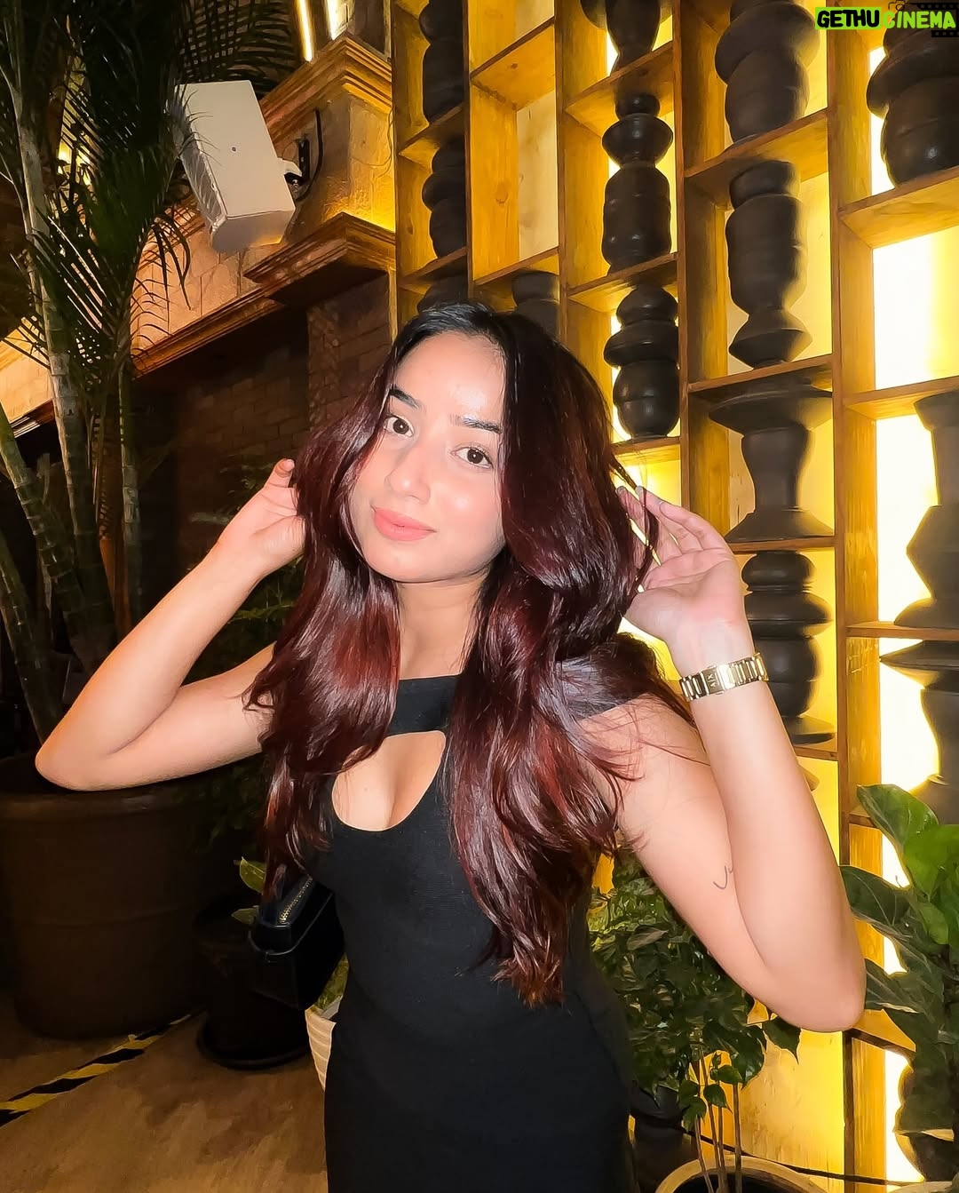 Shyrin Anicka - 115.5K Likes - Don’t know why i always end up wearing black 💁🏼‍♀️🤍

Wearing :- @bebombbae